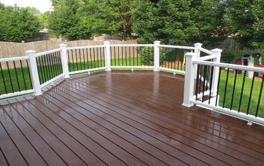 Trex Fire Pit Decking with White Rail Black Aluminum Baluster